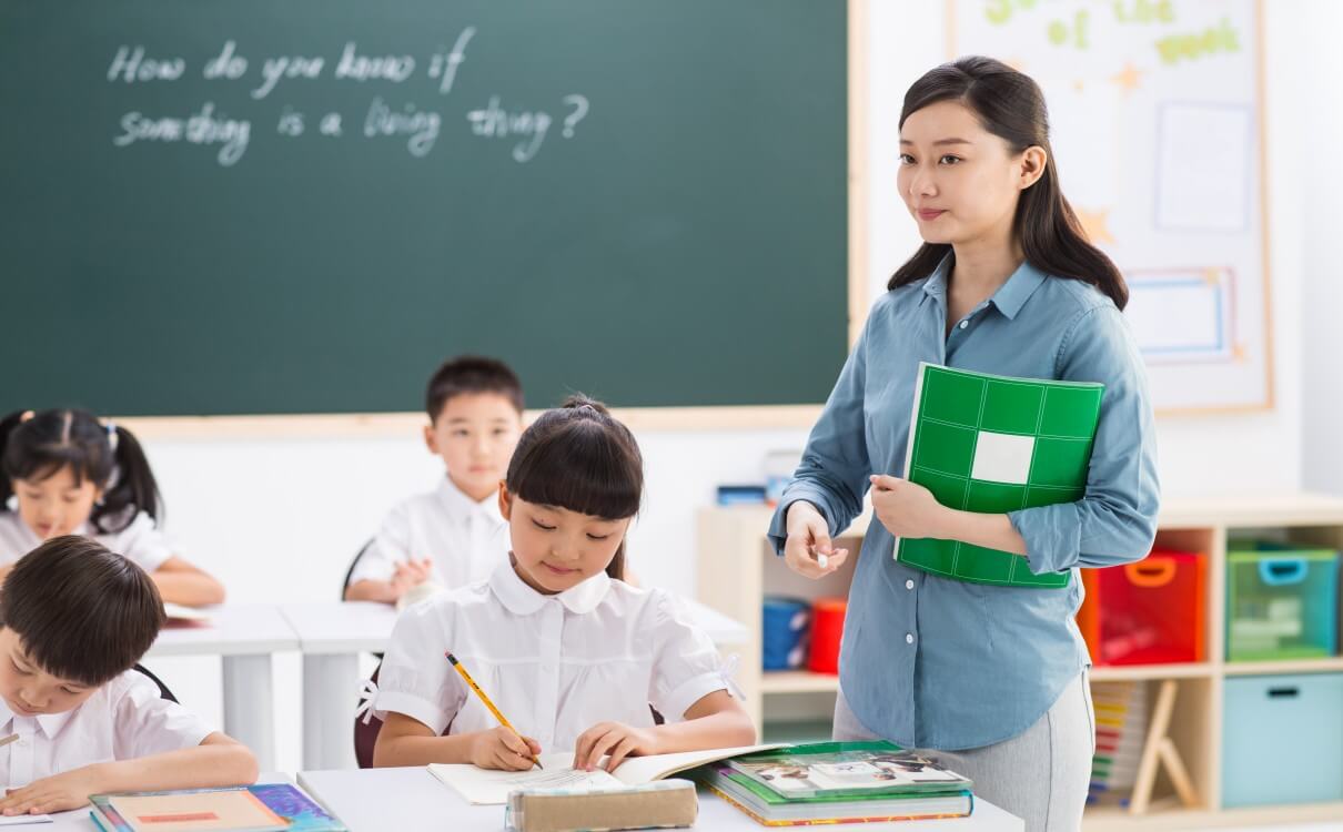 攝圖網_501933167_未成年學生現代亞洲老師和小學生們在教室里(企業商用).jpg